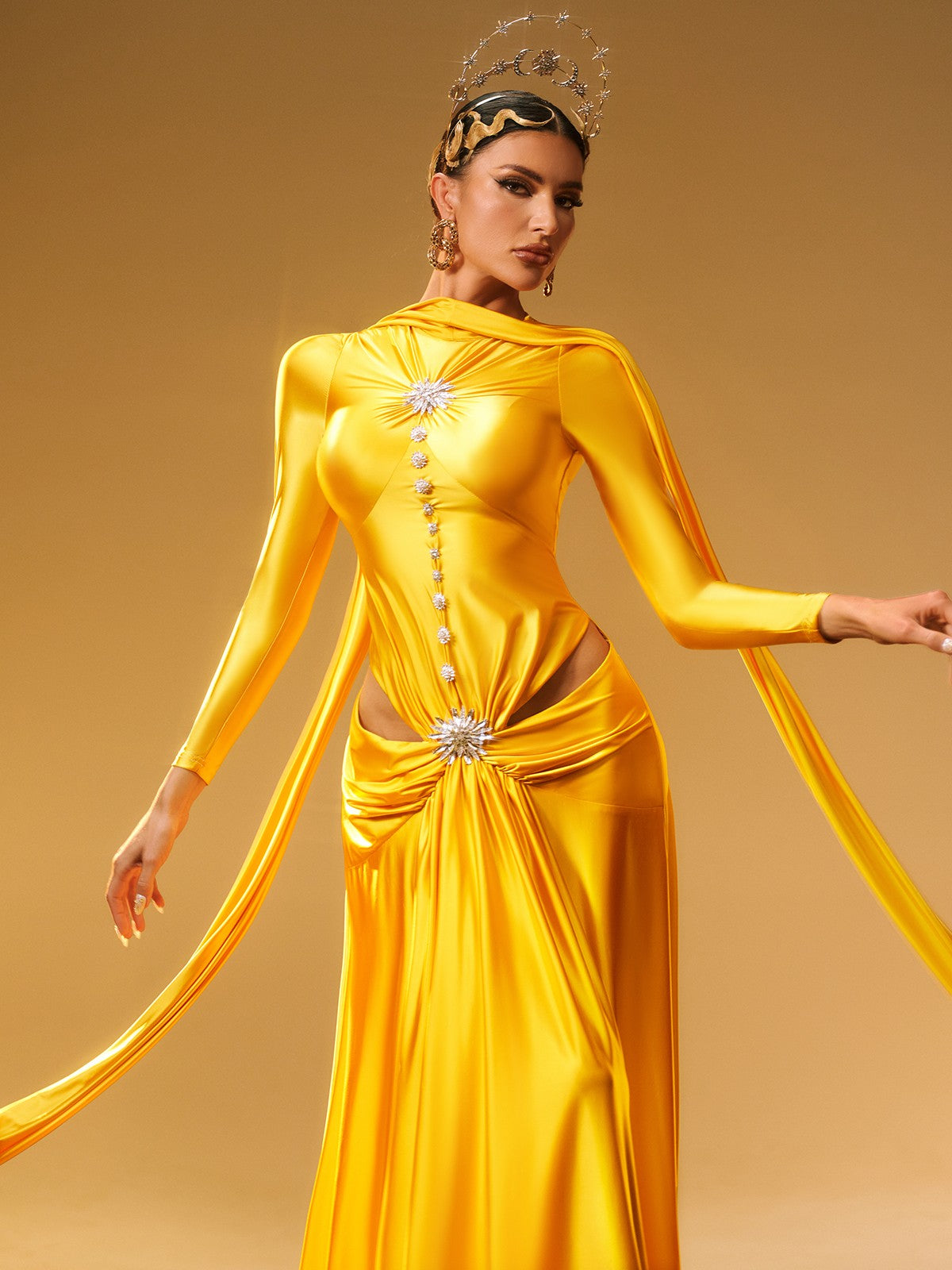 Robe longue maxi en satin cristal à manches longues 
