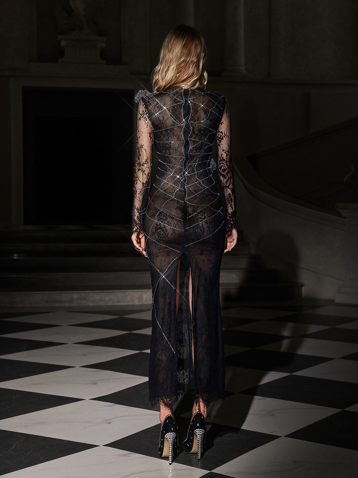 Robe maxi fendue à strass et toile d'araignée 