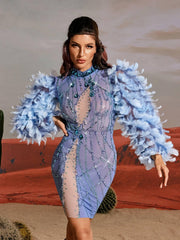 Robe courte à manches longues ornée de plumes