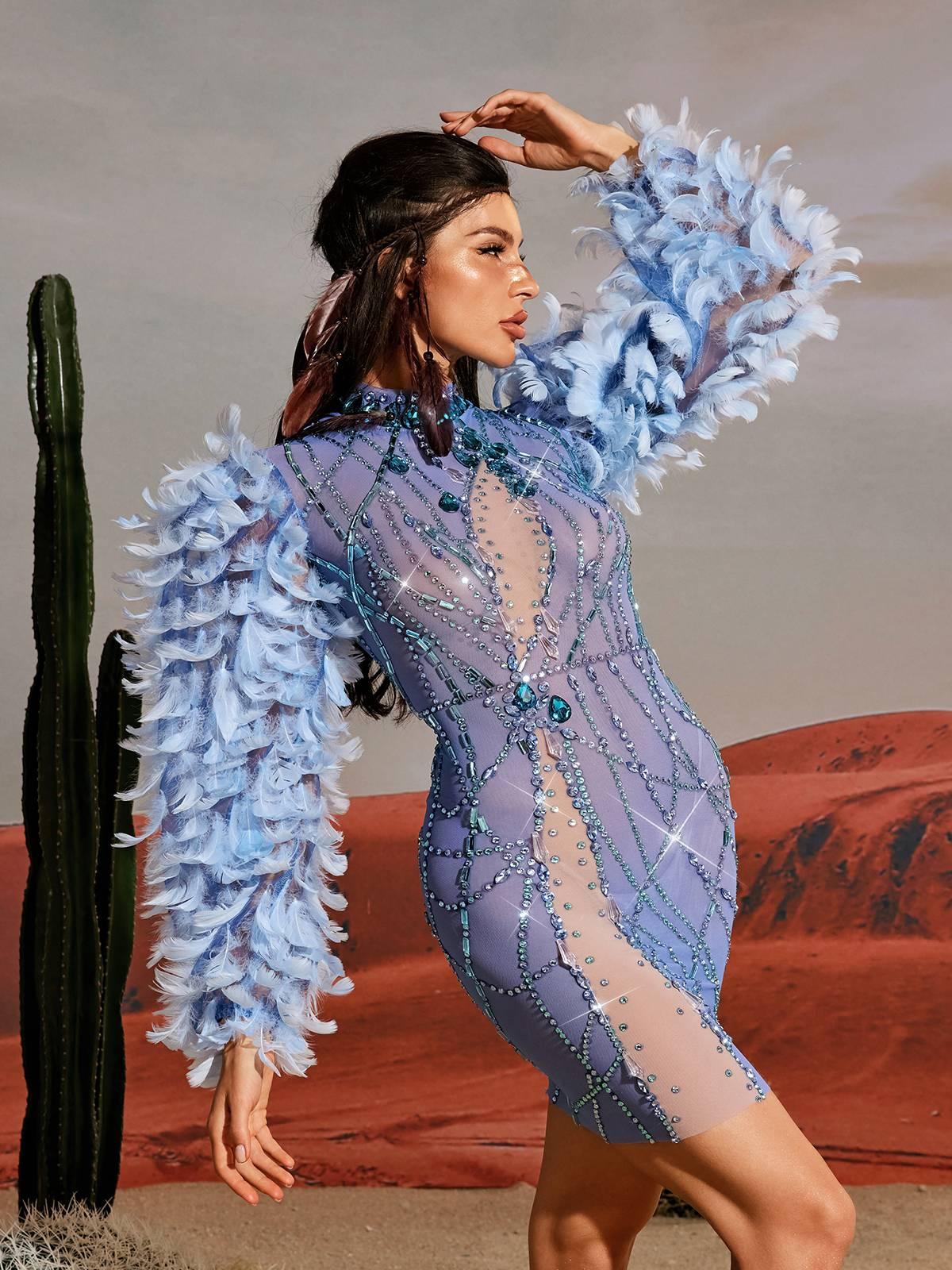 Robe courte à manches longues ornée de plumes