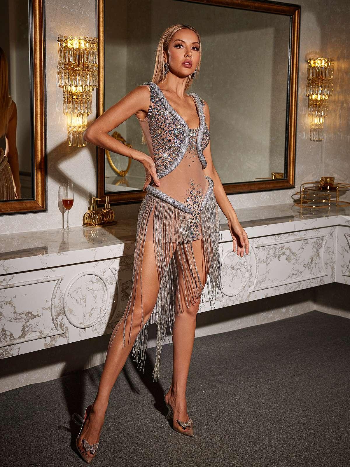 Robe courte à col V en forme de serpent et cristaux 