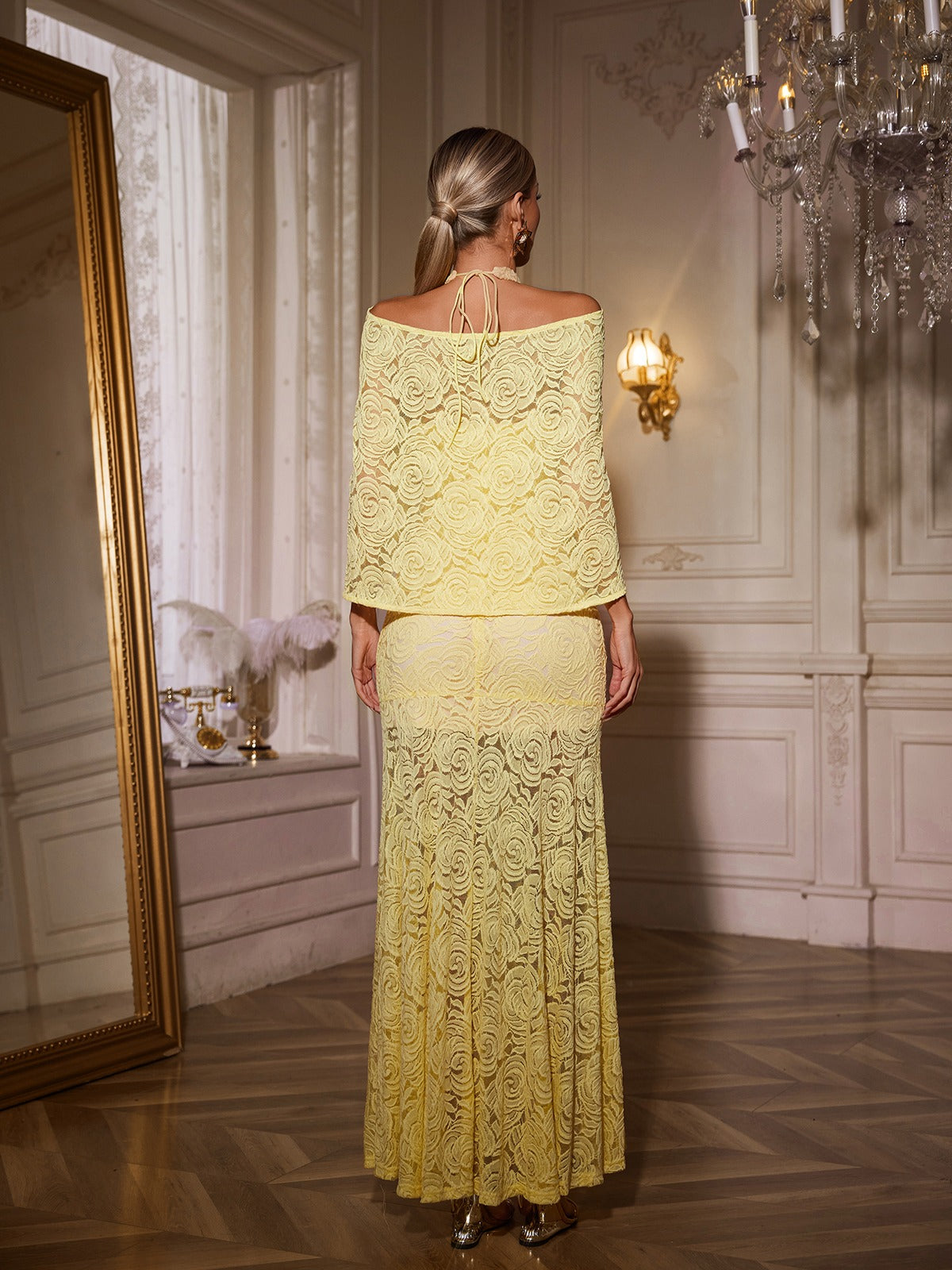 Robe longue à cape brodée de fleurs 