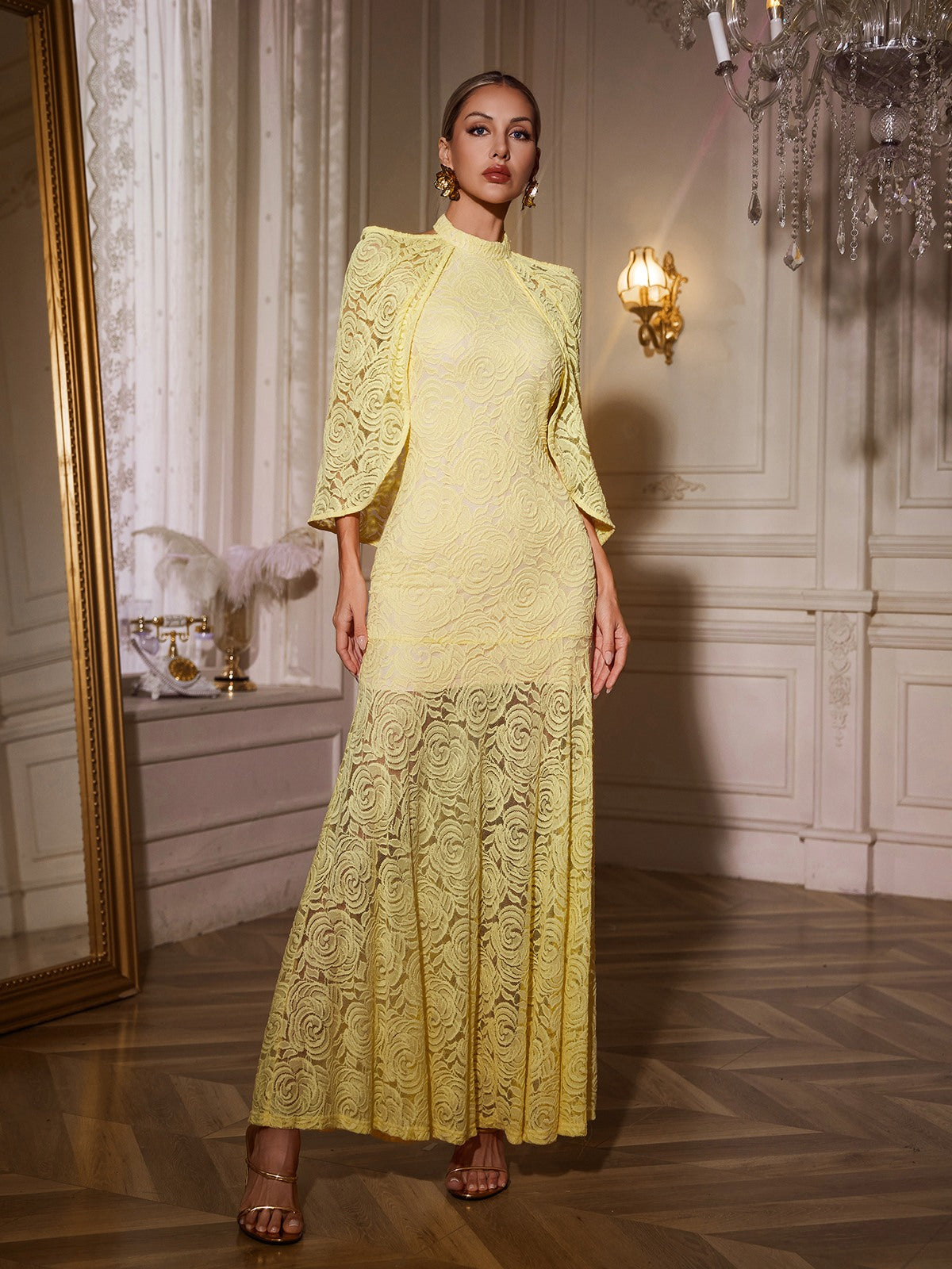 Robe longue à cape brodée de fleurs 