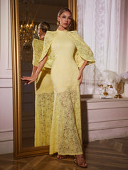 Robe longue à cape brodée de fleurs 