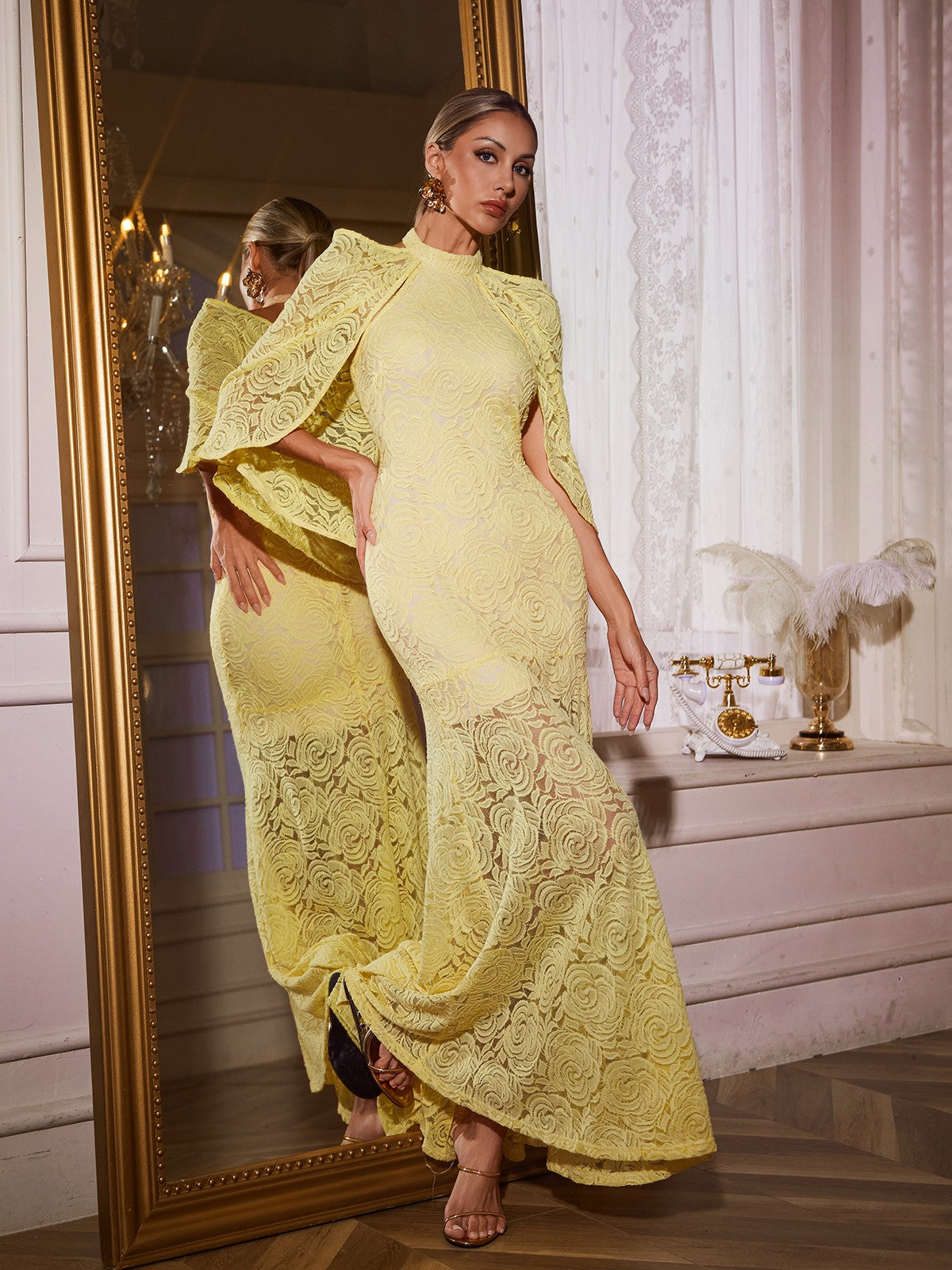 Robe longue à cape brodée de fleurs 