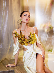 Robe longue en satin fendue et découpée 