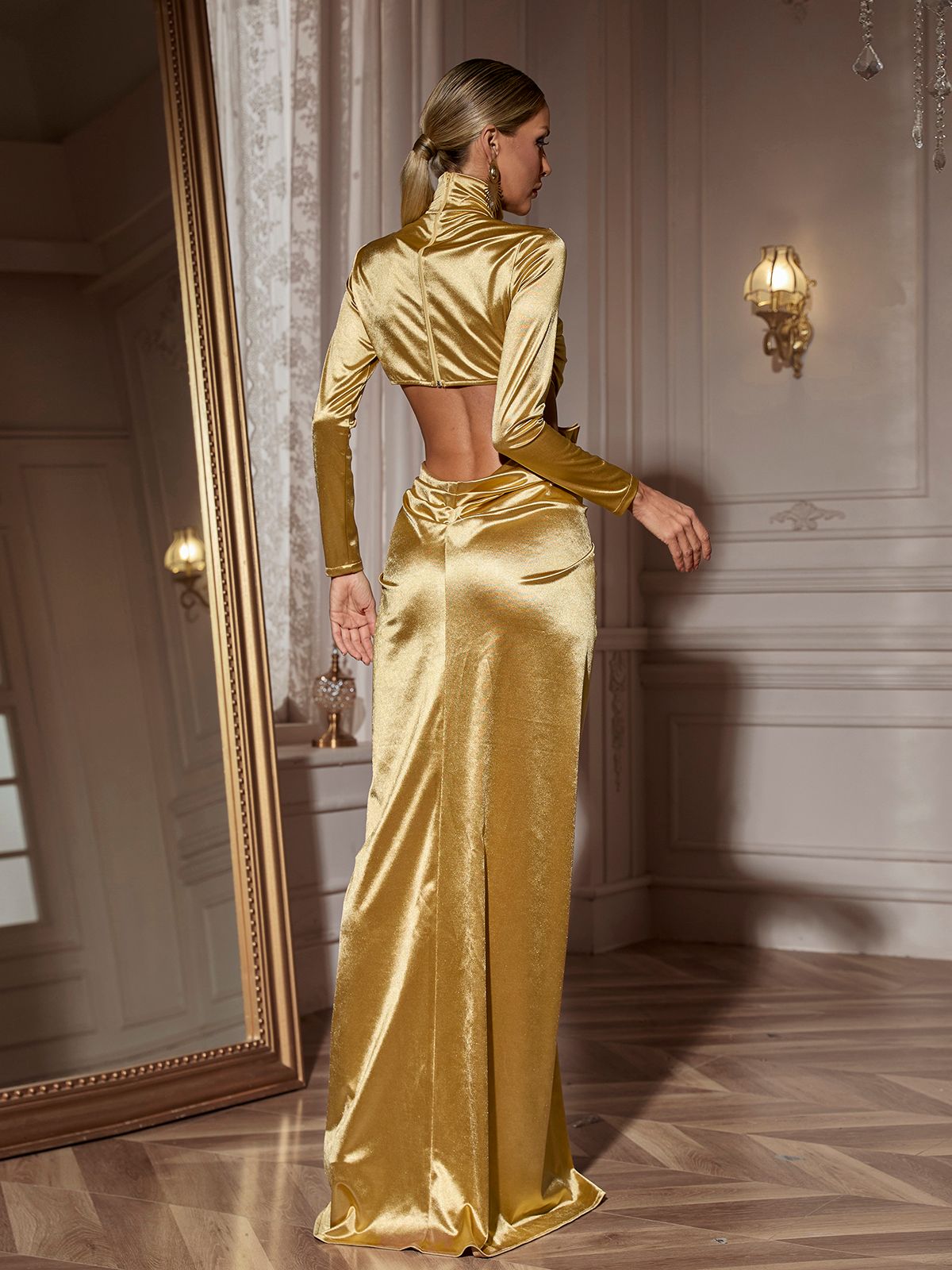 Robe longue dorée à manches longues et découpes florales 