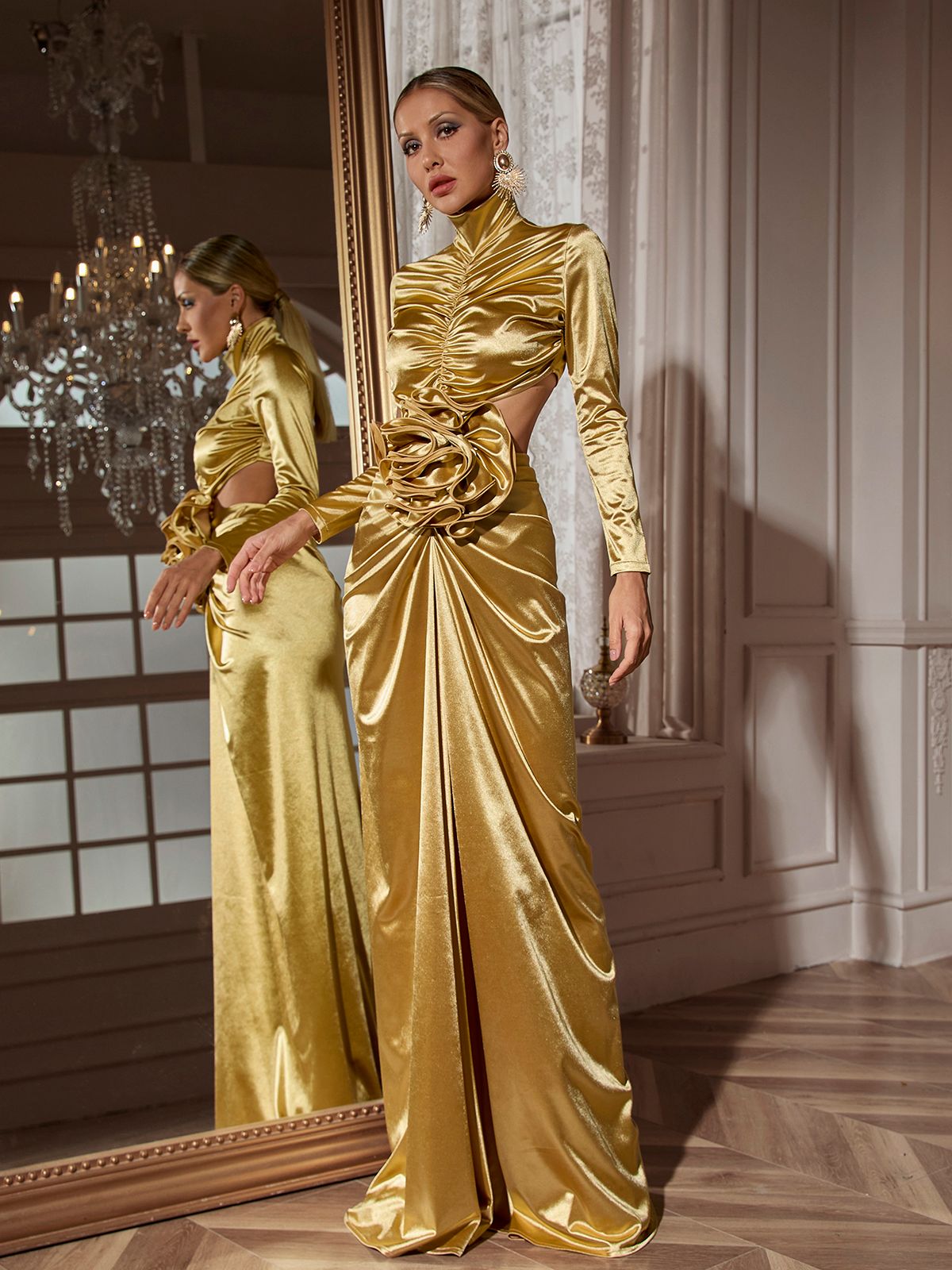 Robe longue dorée à manches longues et découpes florales 
