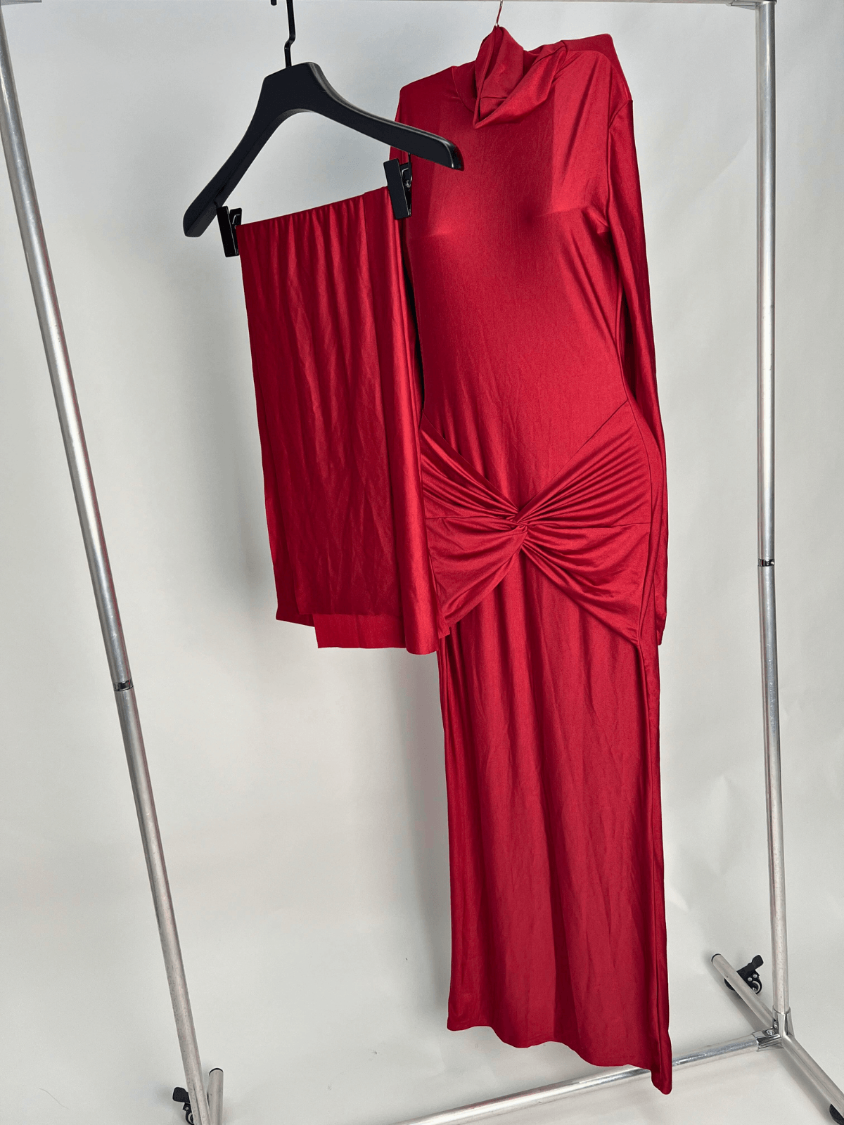 Robe maxi rouge à manches longues et ourlet torsadé 