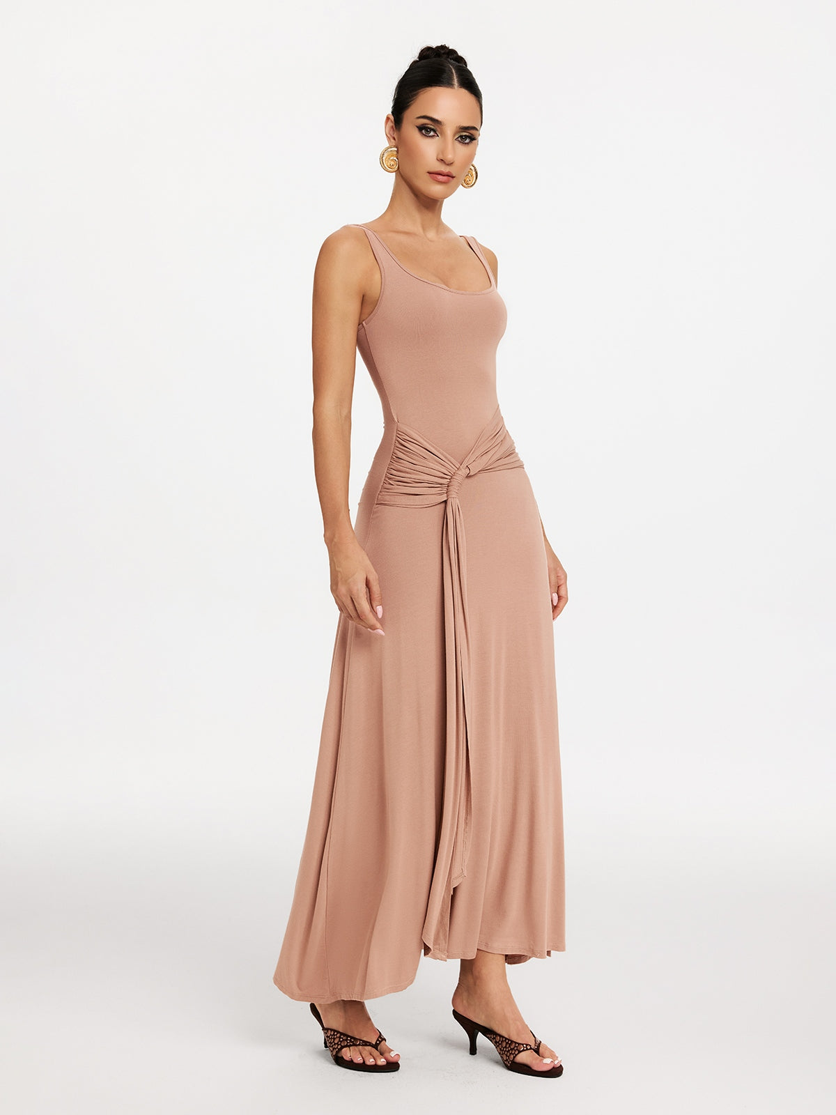 Robe longue drapée à fines bretelles 