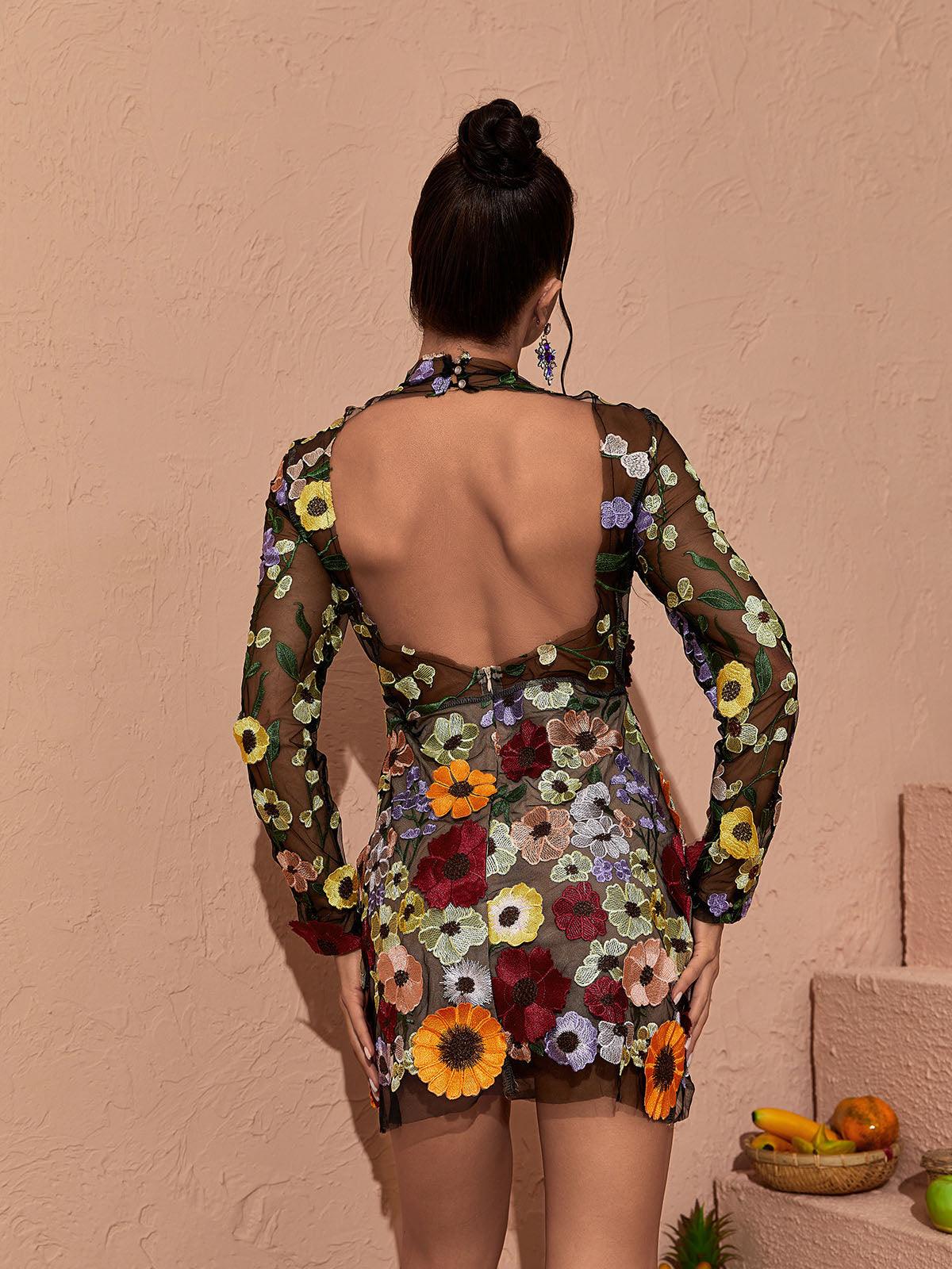 Robe courte à manches longues en résille à fleurs noire 