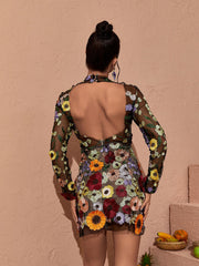 Robe courte à manches longues en résille à fleurs noire 