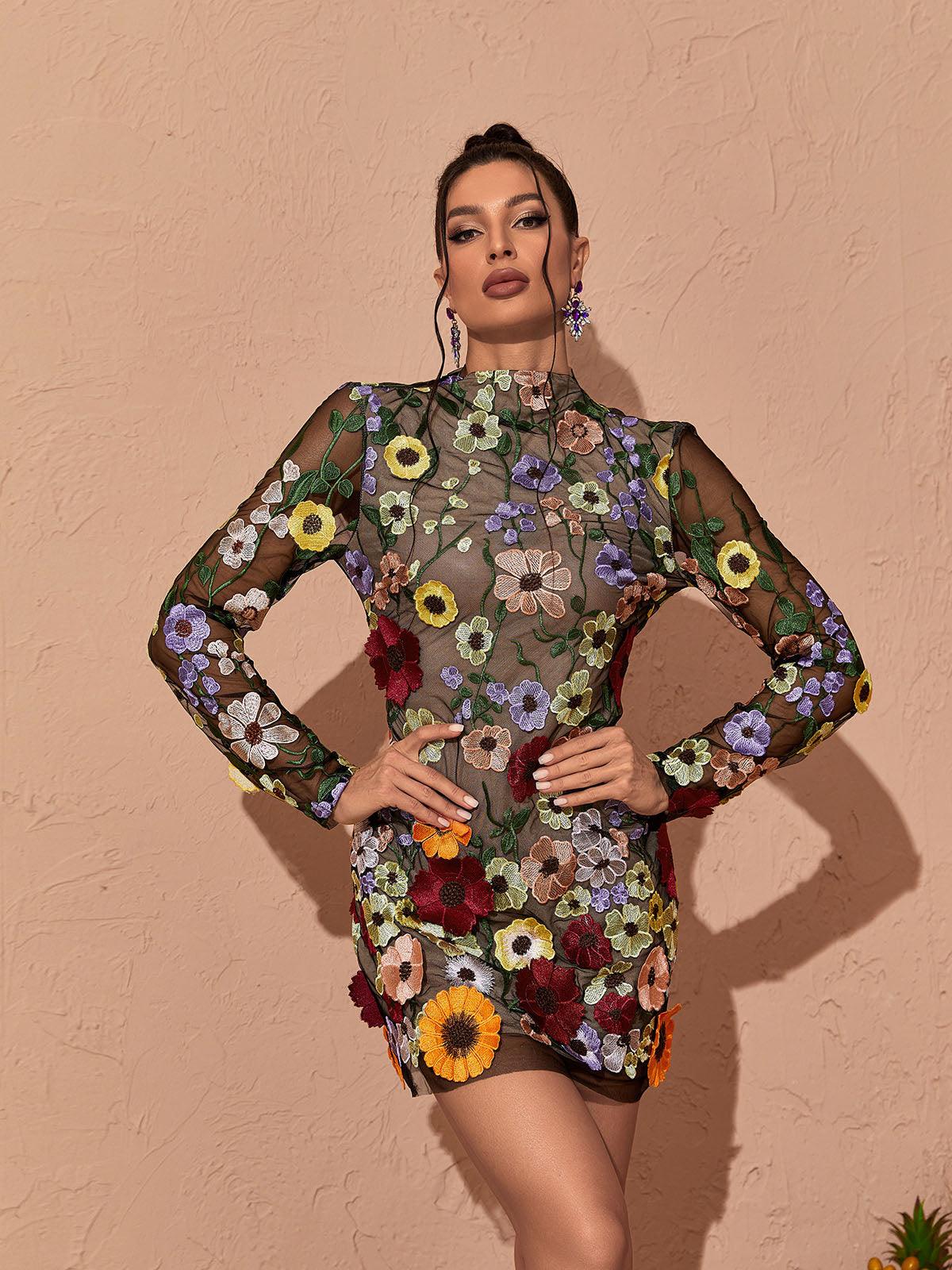 Robe courte à manches longues en résille à fleurs noire 