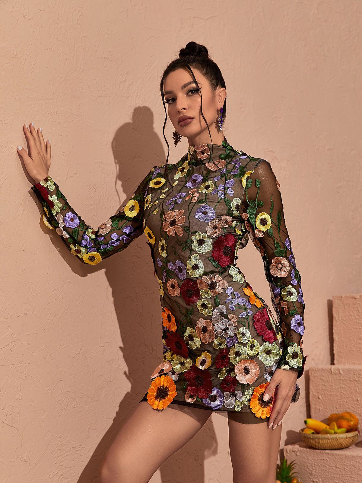 Robe courte à manches longues en résille à fleurs noire 