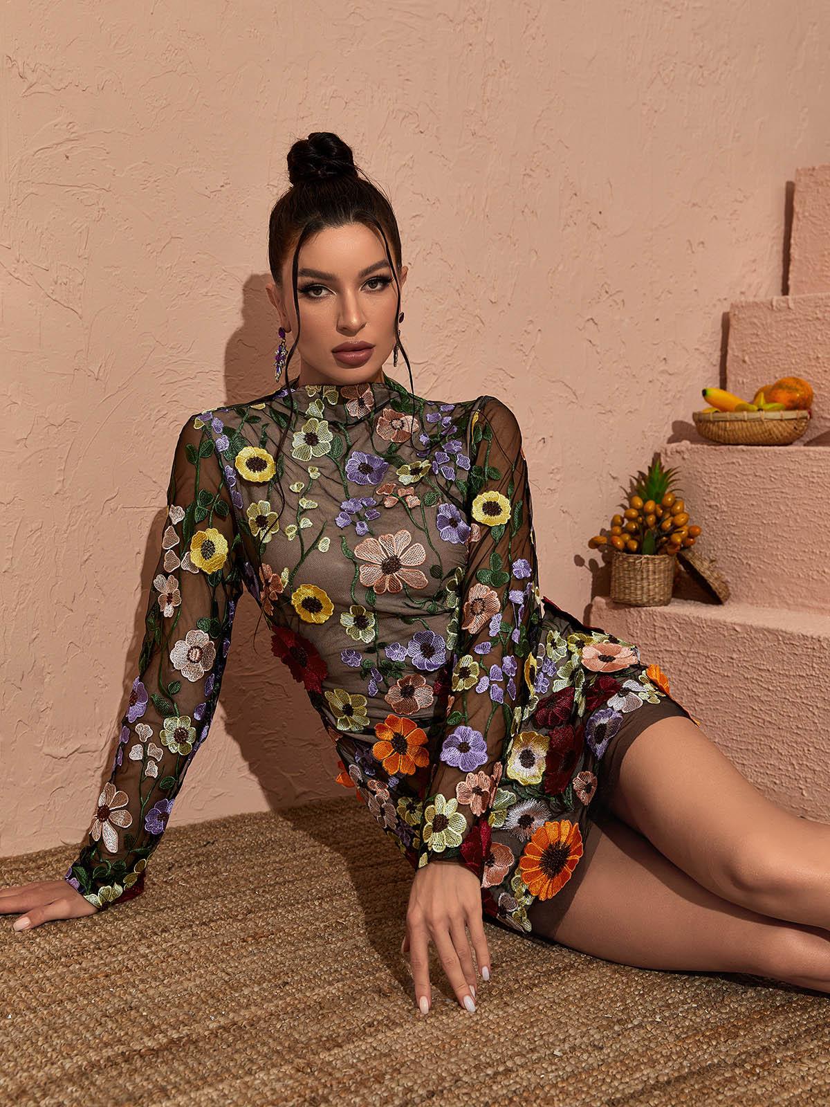 Robe courte à manches longues en résille à fleurs noire 
