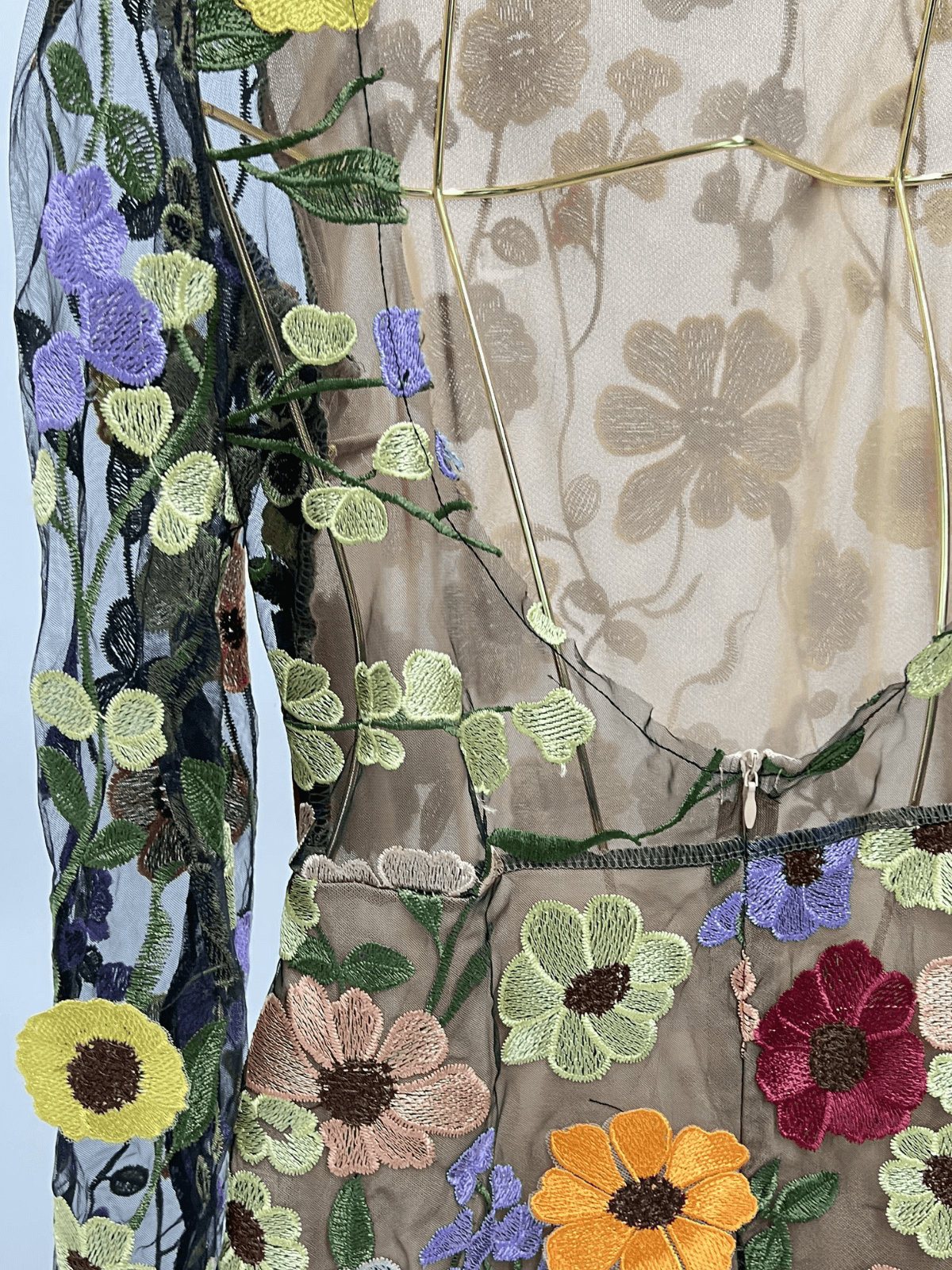 Robe courte à manches longues en résille à fleurs noire 