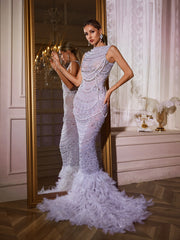 Robe longue à plumes et perles 