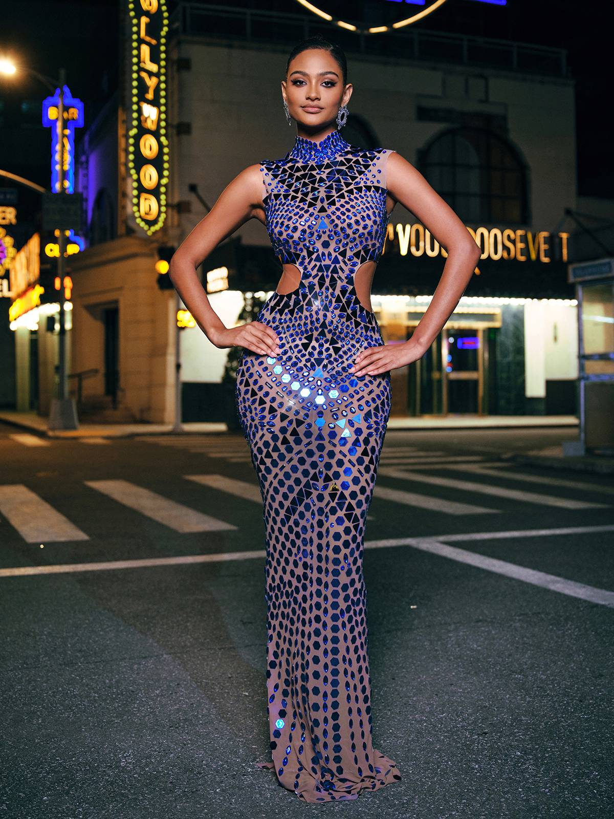 Robe longue en acrylique à col montant et strass 