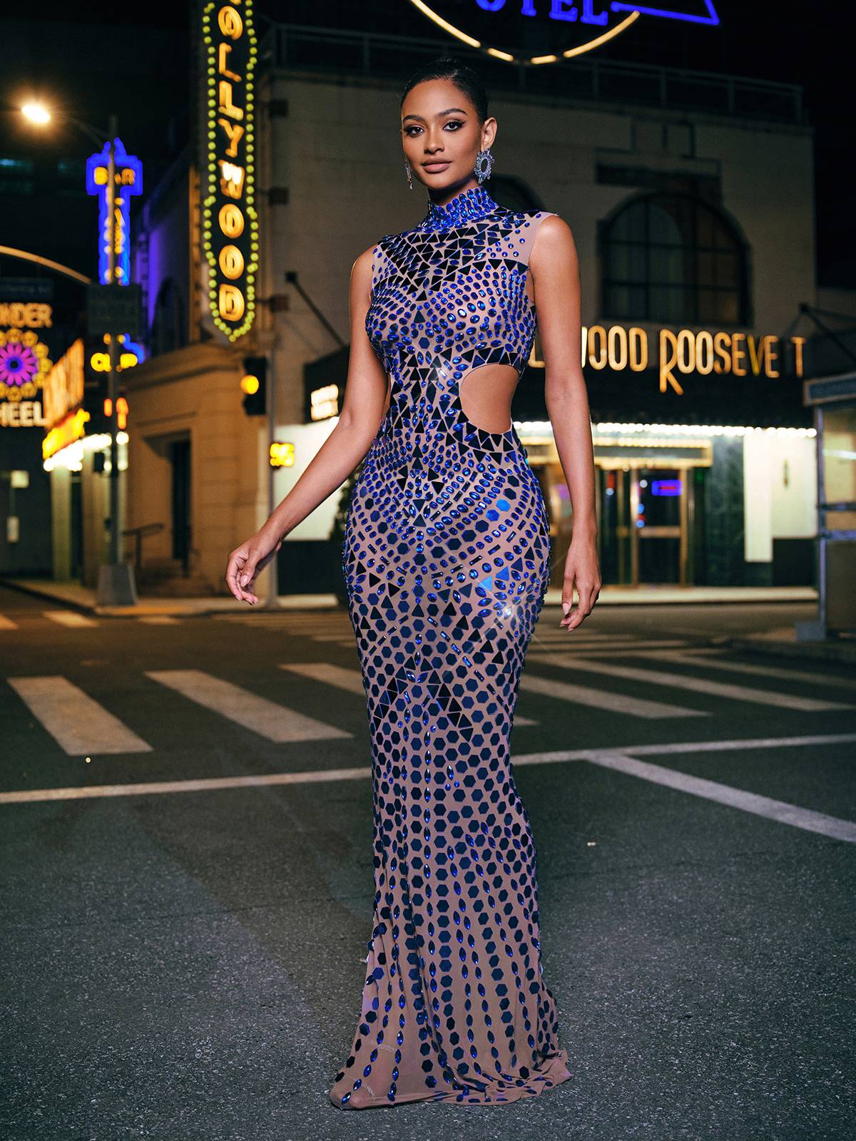 Robe longue en acrylique à col montant et strass 