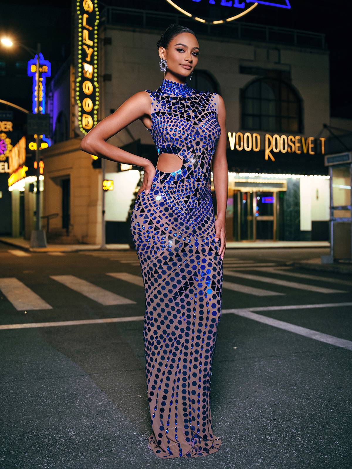 Robe longue en acrylique à col montant et strass 