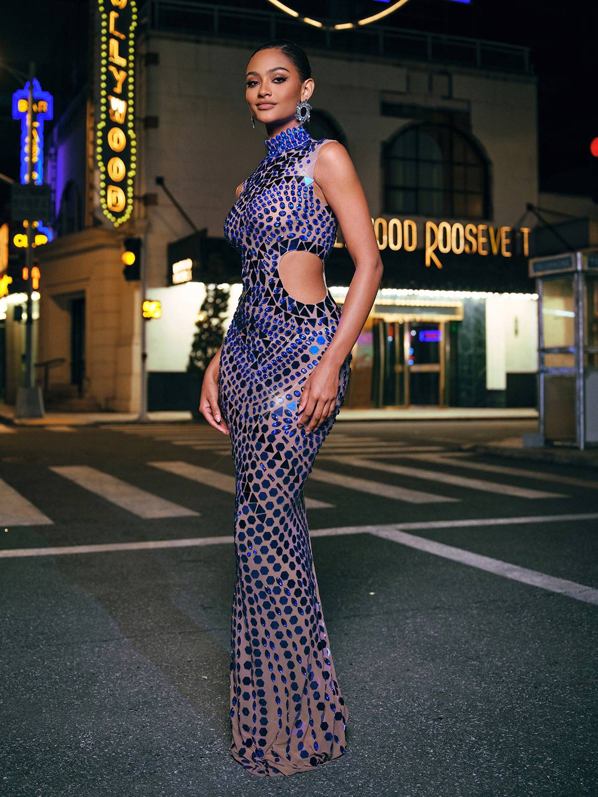 Robe longue en acrylique à col montant et strass 