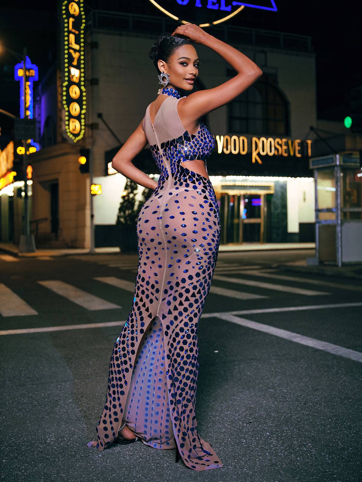 Robe longue en acrylique à col montant et strass 