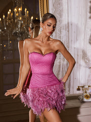 Robe mini bustier à strass et plumes 