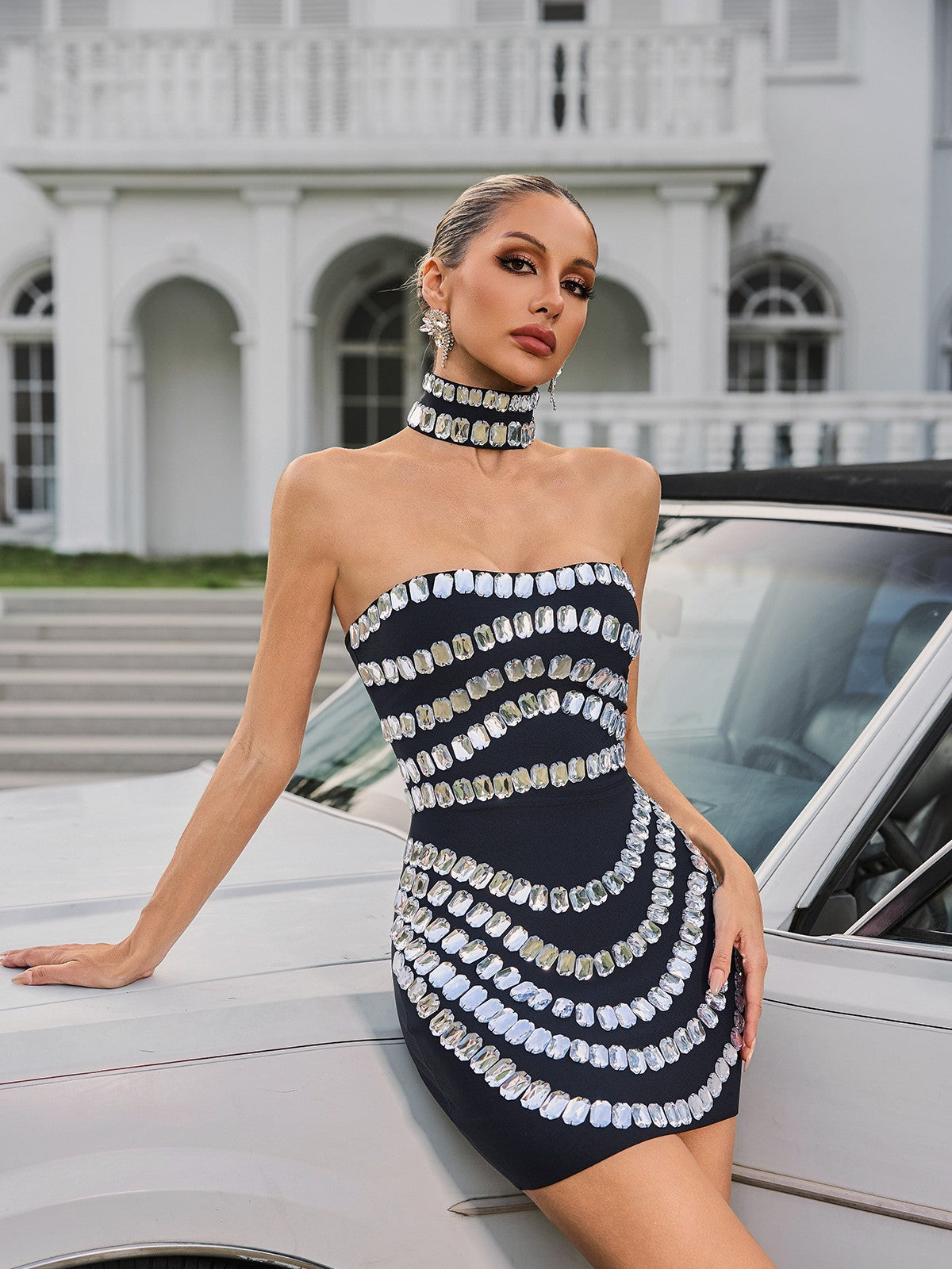 Robe mini bustier à strass avec ras-de-cou 