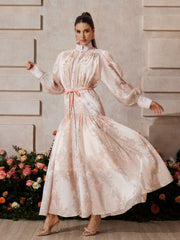 Robe longue fleurie boutonnée à col montant 