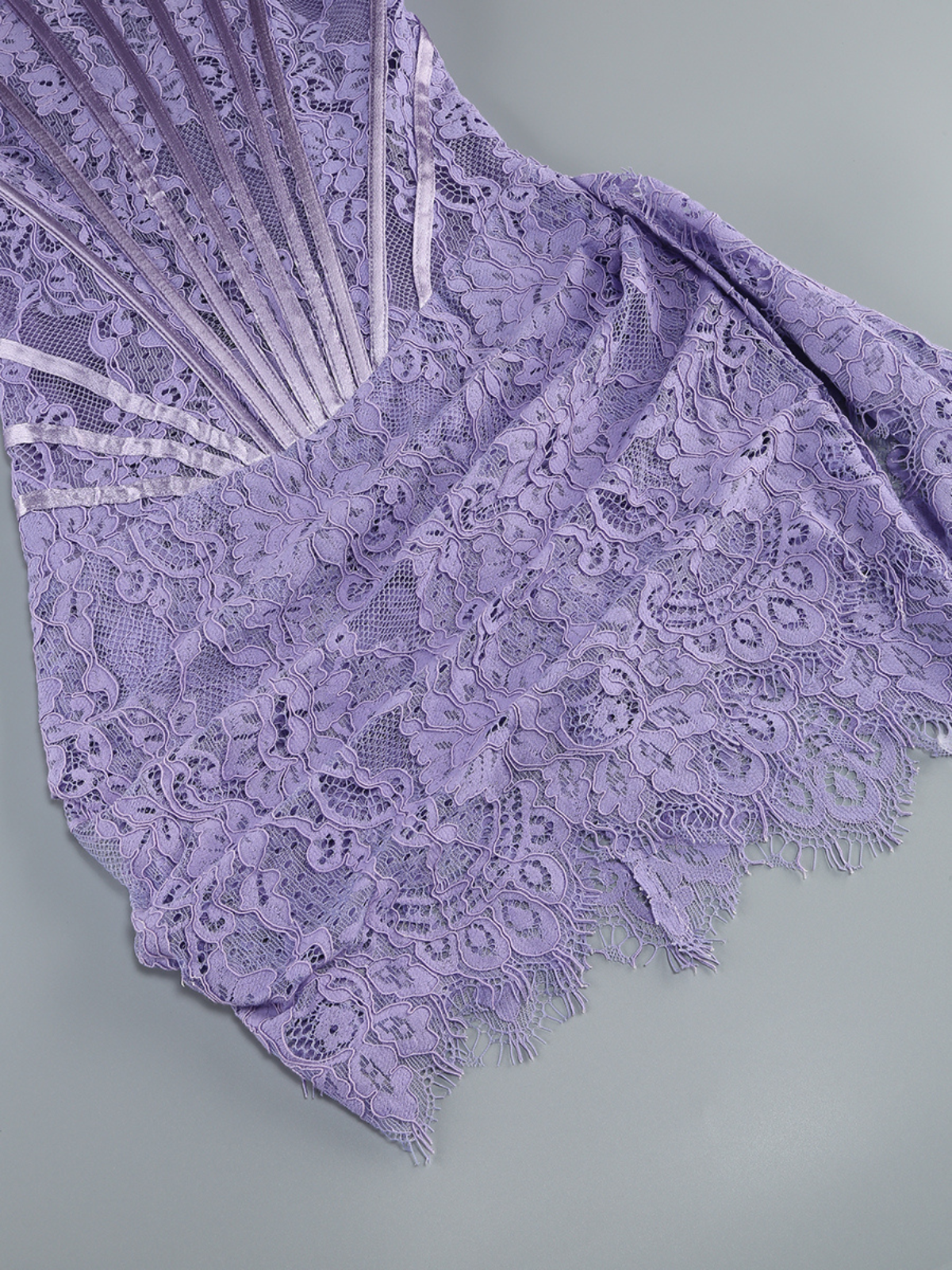 Robe bustier en dentelle lilas