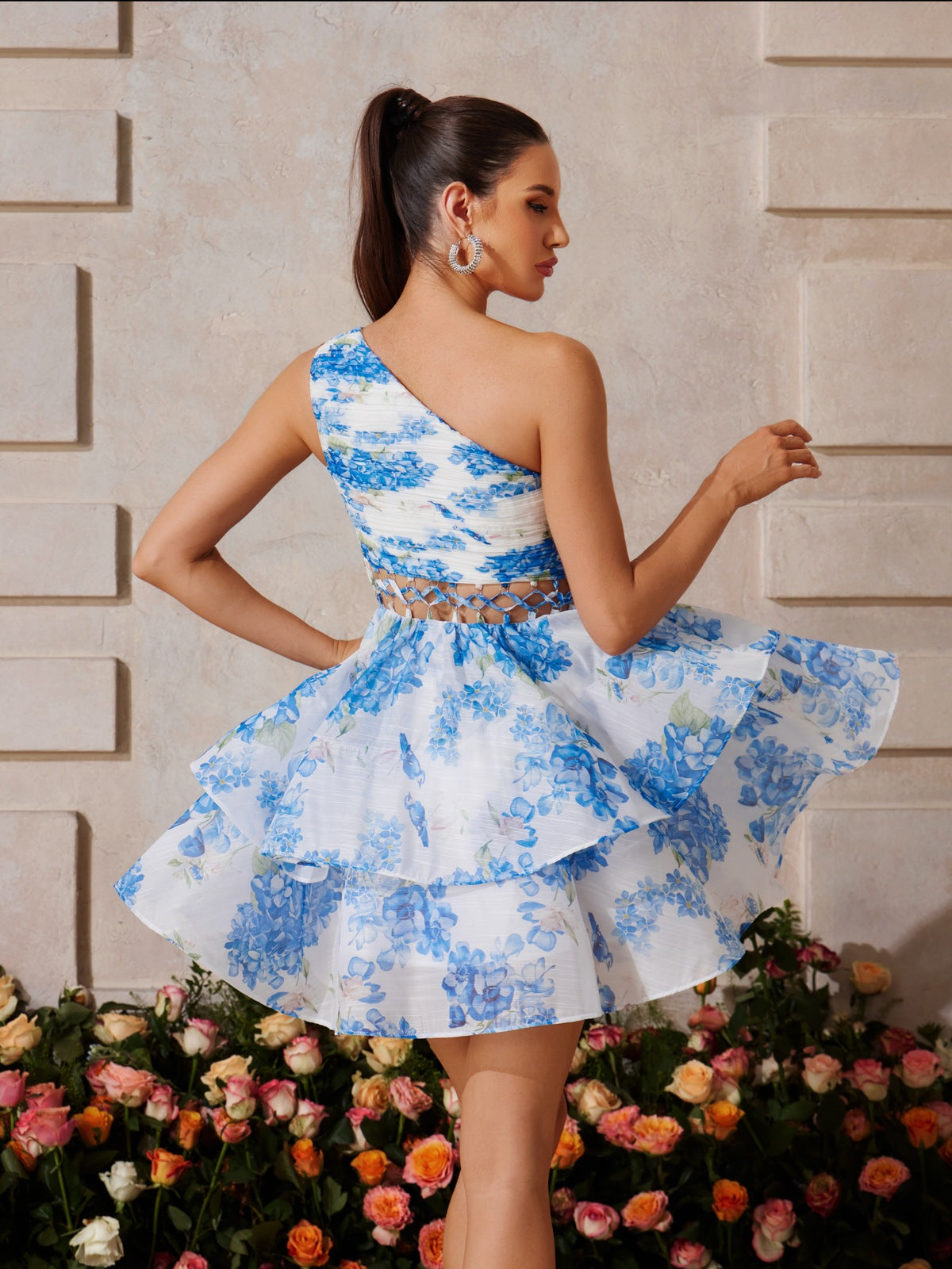 Robe courte asymétrique bleue à volants et imprimé floral. 