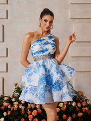 Robe courte asymétrique bleue à volants et imprimé floral. 