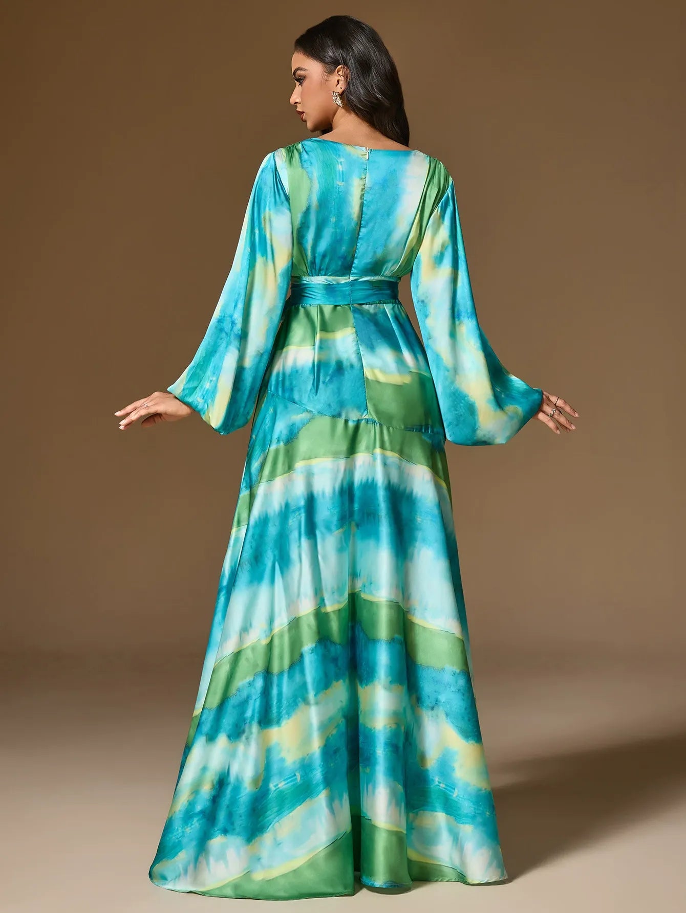 Robe longue imprimée à volants et col licou 