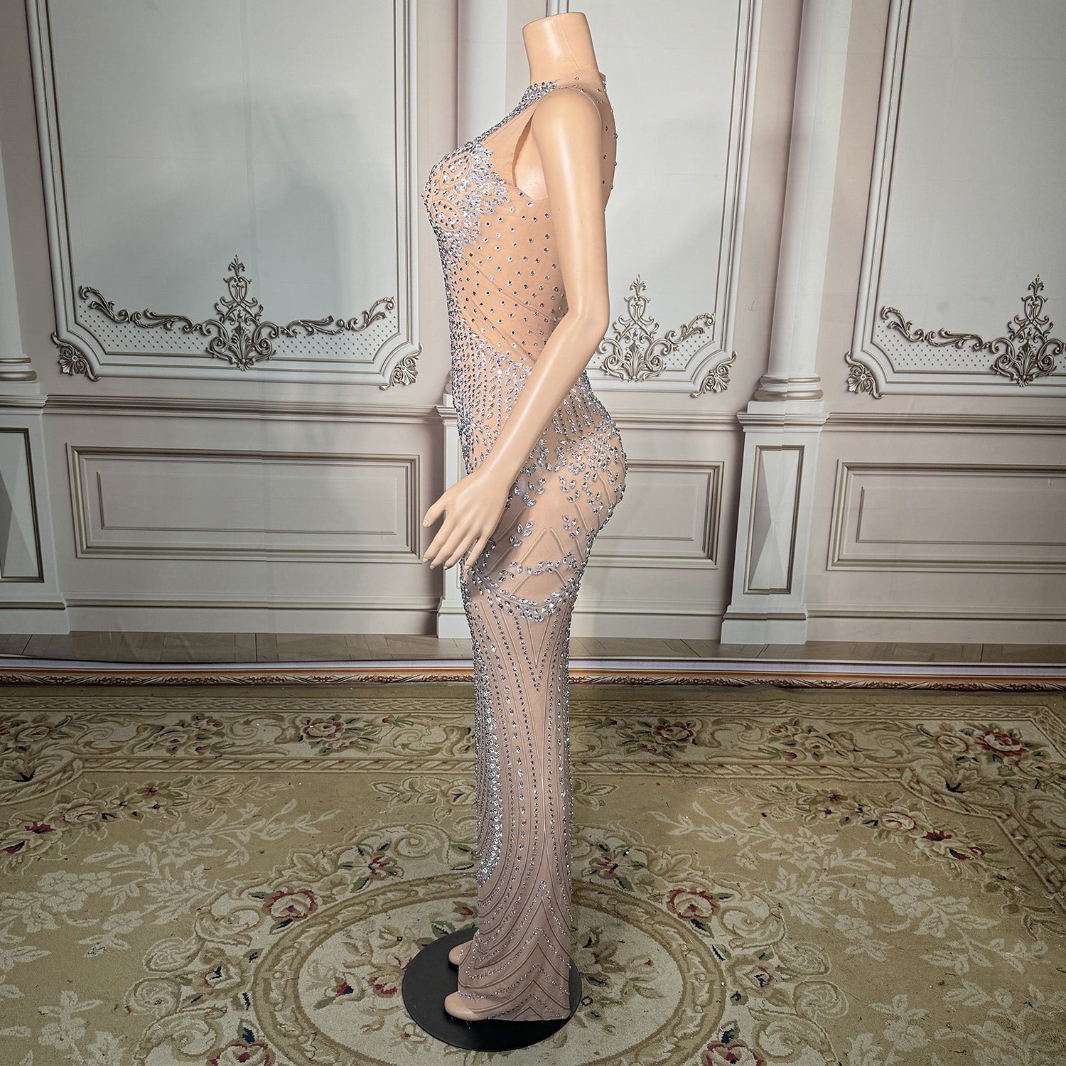 Robe à franges métalliques et chaînes de corps 