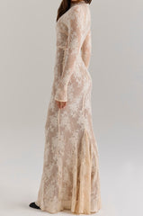 Robe longue en dentelle