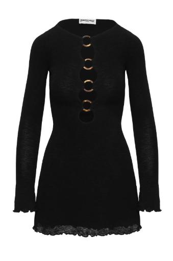 Robe noire découpée tendance pour une soirée en ville