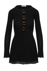 Robe noire découpée tendance pour une soirée en ville